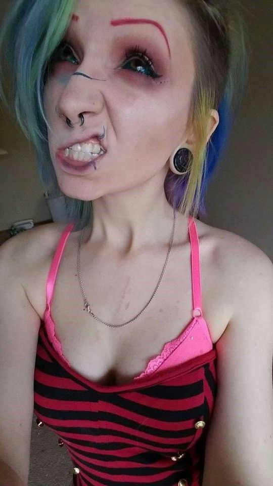 Dee Dee Rotten is goth babe who makes wicked snarl cute facial expression - FOTa gothh D porn star