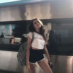 Jeune salope en short sur le quai