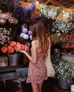 Une belle nana en robe légère