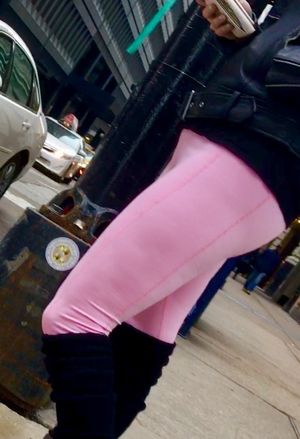 Chick on State st in pink leggings