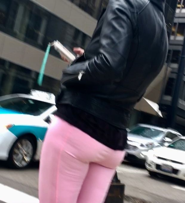 Chick on State st in pink leggings