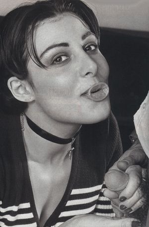 Chloë des Lysses avec une capotte pleine de sperme dans la bouche