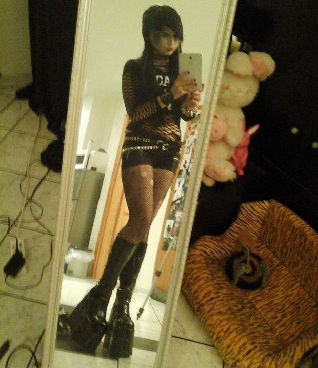 Indigo La Rue is a skinbyrd sisi goth babe & her facebook pics are sexy & cool - fota gothh cooll chick