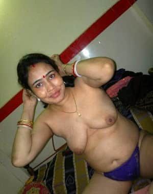 Indian Aunty nude boobs photos