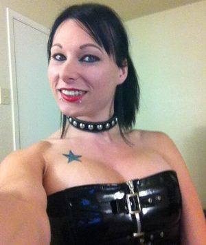 Ventura Slutson in nonnude latex rubber clothes - lett fota smiles