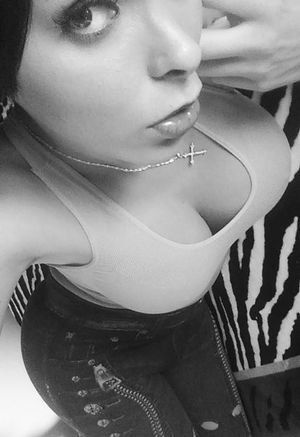 Alexis La Vega is a starr to fall in love with cleavage - fota