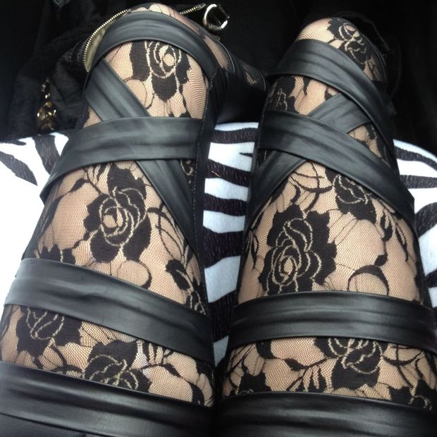 Patterned strappy black leggings