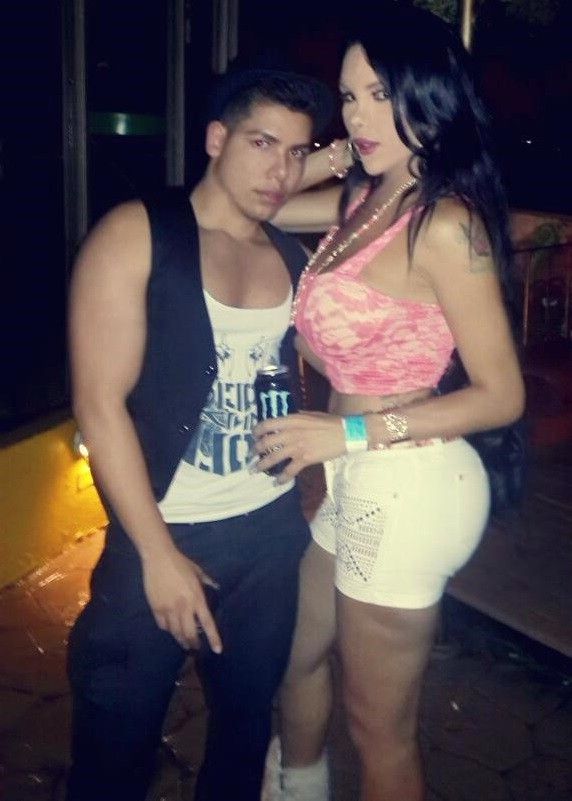Jessica Garcia being held by Jon 9 - down to grabbit - holdd cuteguy fota