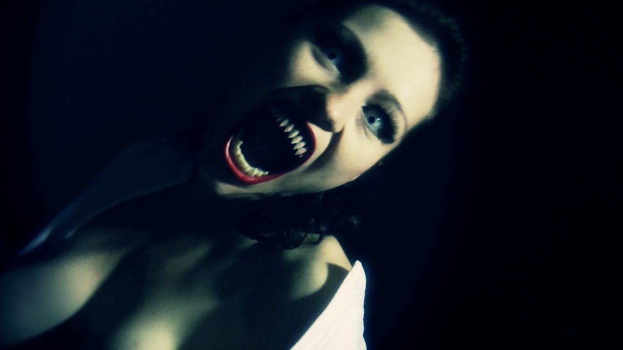 Brunette vampire 03