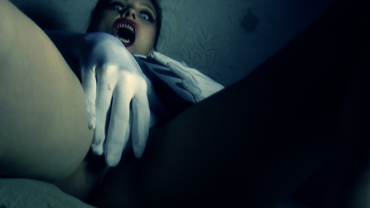 Brunette vampire 05