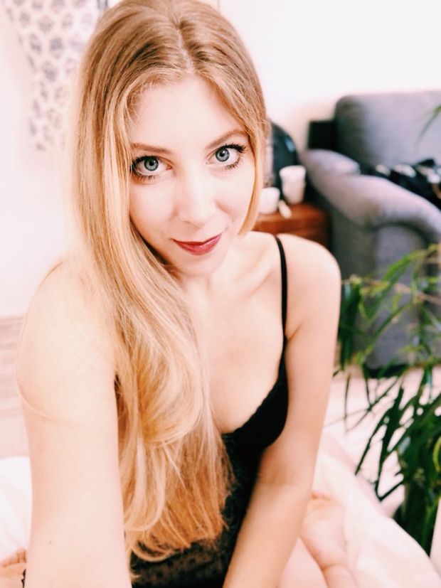Sexy babe ready for deepthroat