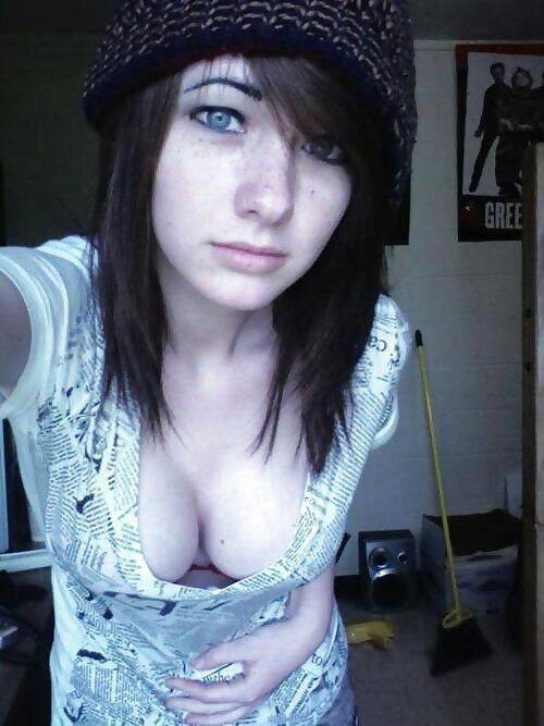Une Emo aux yeux bleue de toute splendeur