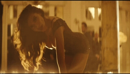 Anitta dancing