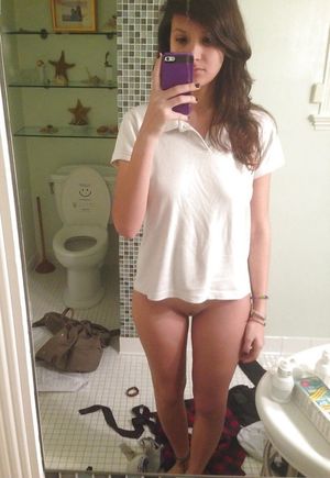 amateur teen bottomless selfie