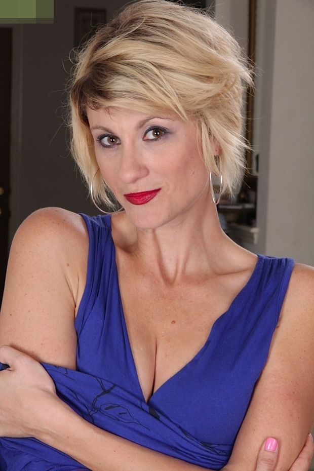 Blonde Mature Jayden Monroe Excites With Her feet