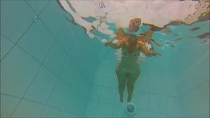 sizzle dives underwater NUDE!
