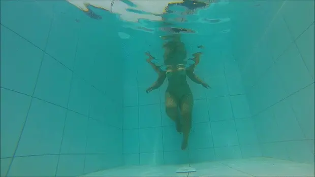 sizzle swims across the pool NUDE!