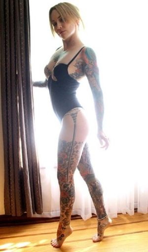 Miss Paige Marshall is the un dead zombie of the new curvy woman world - curvv tteen fota