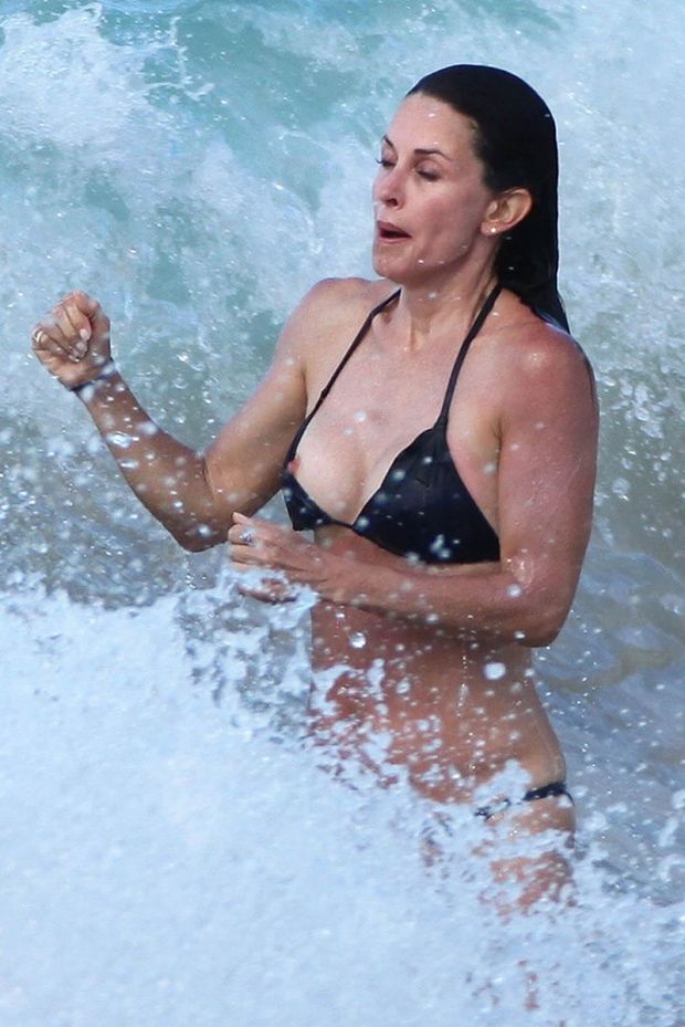 Flashing Nipples Courteney Cox