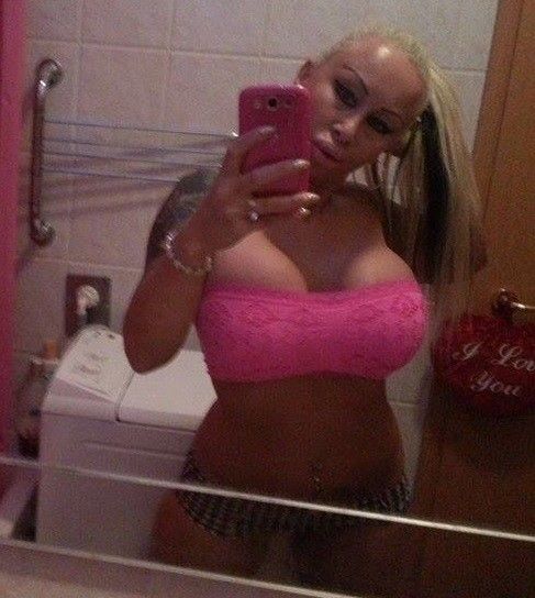 Vandal Muehlhausen is a weird-looking blond bimbo in pink with huge tits - fota pinkk hff