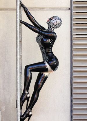 Evolin Santiago has brown black latex & is curvy - fota curvv lett