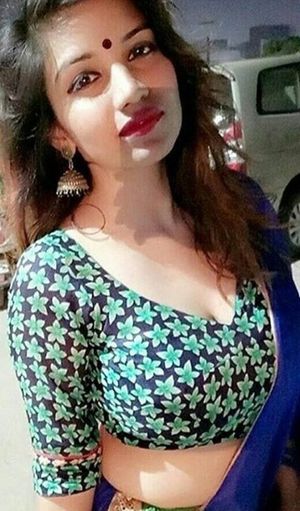 Perfect way to wear a saree. especially if you are blessed with huge assets!