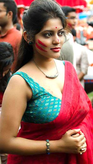 Another example as to why saree is one of the most sexiest dress out there!