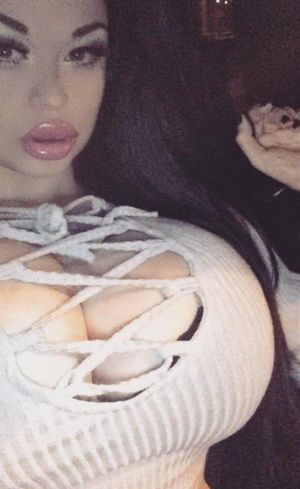 Nikki Malice is bimbo in sexy cleavage-straps outfit out of love - fota outfitt