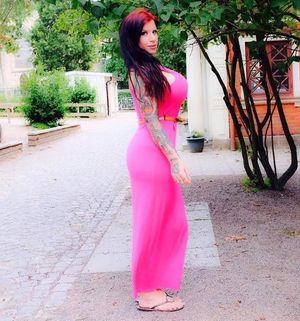 Mya Storm in pink next to Baguette Bakery - fota pinkk