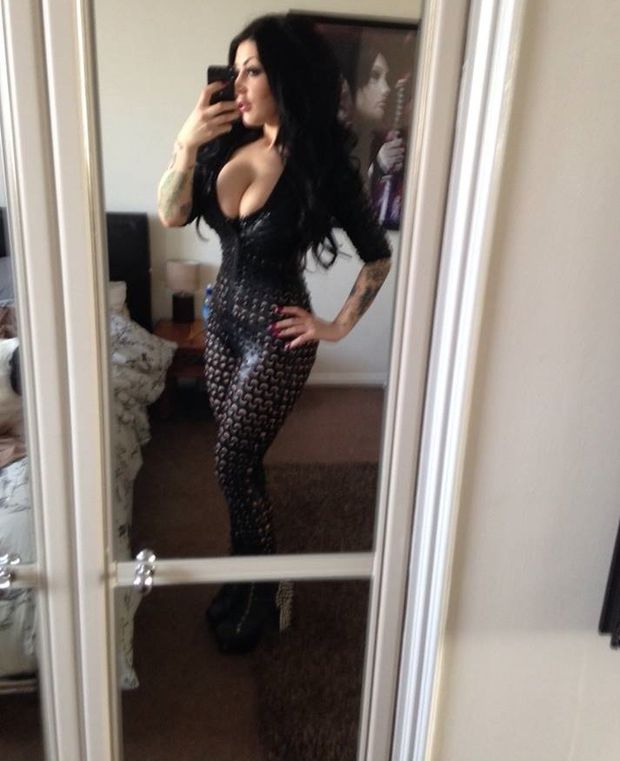 Micky Syndrome is curvy goth babe with sexy emo curvs - best fem discovery - fota curvv