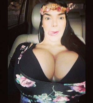 Kelly Valentine is a weird looking bimbo w/ her tung out of her creepy alien odd head & strange shaped mind - fota weirdd