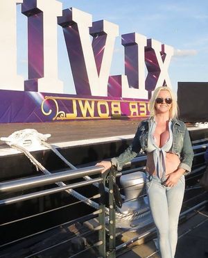 Lori Pleasure aka Laurie Pleasures is a sexy milf babe 2