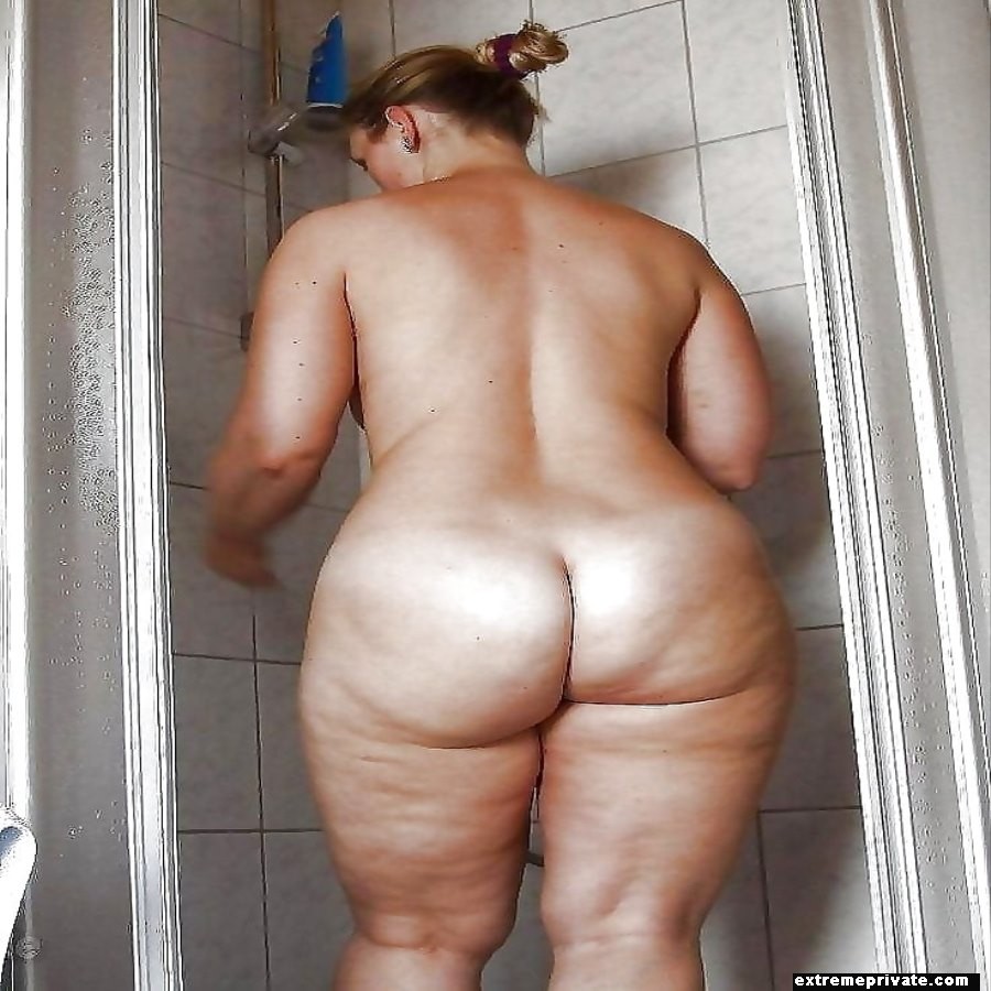 the round ass of my mother - hidden camera