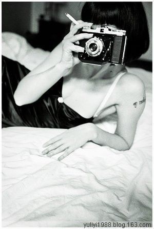 smoking chick laying on bed and take a shoot with analog camera