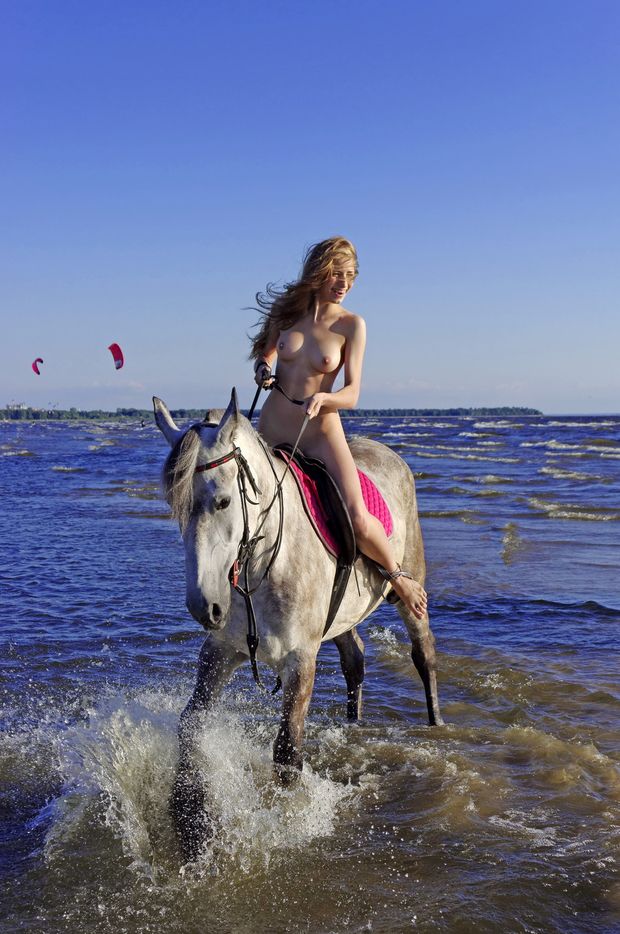Skizzieren Sie Modell Nude Plein Air Horse Meer Sommer St. Petersburg