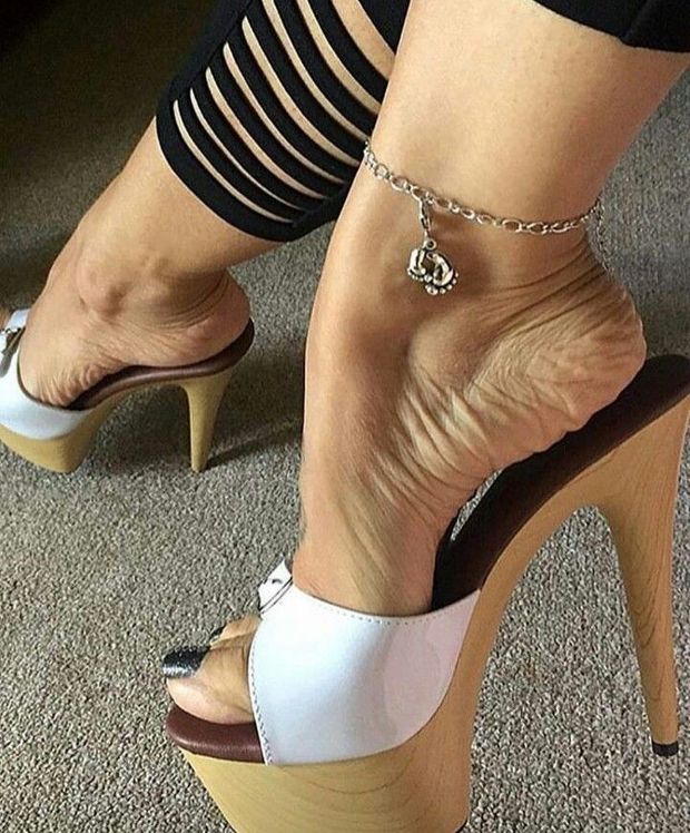 Wrinkled soles in high heels