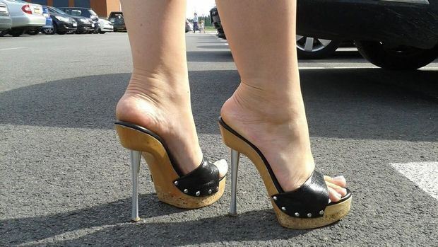 Mature feet in high heels