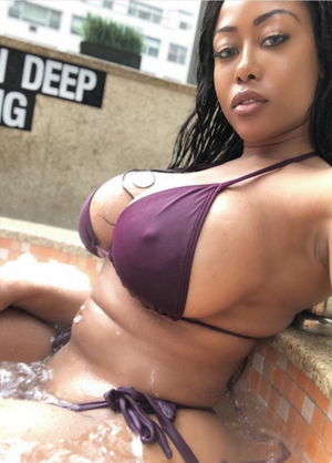 MoriaHMills in bikini