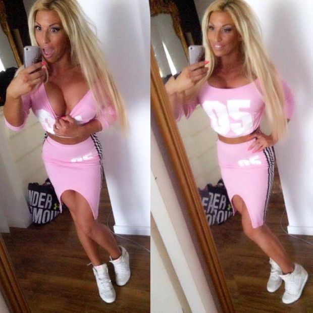 Chessie Hut Bibmbanoiski is sexy bimbo in pink