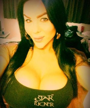 Bailey Slade has very normal avareage sized breasts - SGB