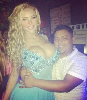 Bailey Slade is being held by a midget of 4 foot 1 - SGB holdd