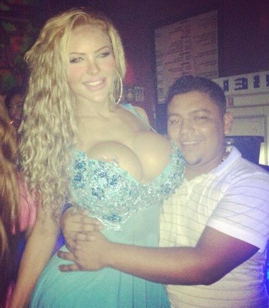Bailey Slade is being held by a midget of 4 foot 1 - SGB holdd