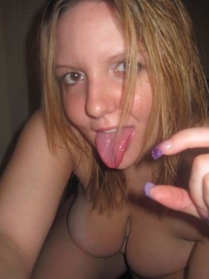 Miss Harley makes fun of me & my #small1. #pinch #smallpenisproblems #smalldickproblems #sizedoesmatter #sizematters #sph