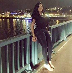 Bailey Slade is curvy sexy woman hanging out on pear pessoas de sombra e poltergeist atividade pêra Ribeirão em forma curvy bimbo- SGB curvv