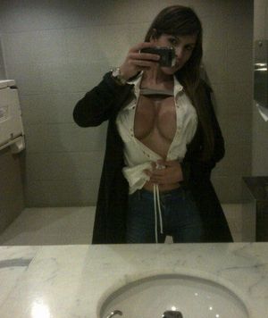Mary Rice Boyette takes a selfshot in the mirror for her friends like you itsekuvatut perseet billy ylilauta - SGB asz zxzx