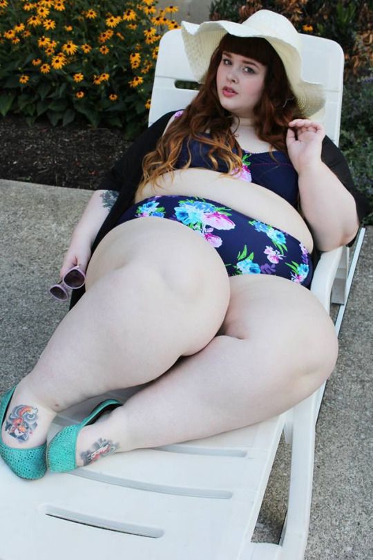 Beccabae big legs lying down