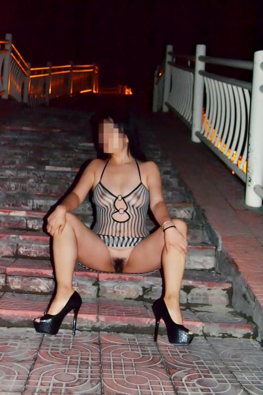 Open pussy in public
