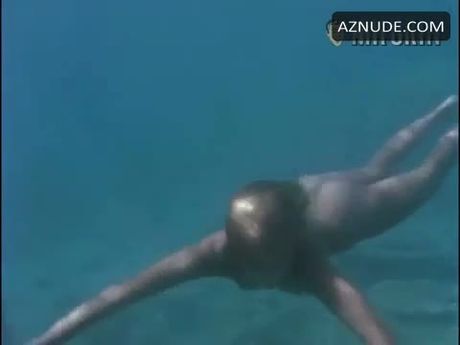 swimming fully nude underwater - SpankBang