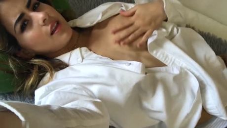 Sexy chick orgasm selfie video