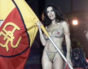 sabrina-ferilli- leones d la Roma se la comen